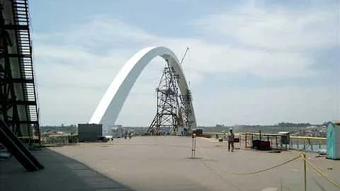 Qual o nome de um dos reservatórios de água de Brasília que abastece algumas regiões do Distrito Federal e também é cortado por duas pontes chamadas de JK e A do Bragueto?