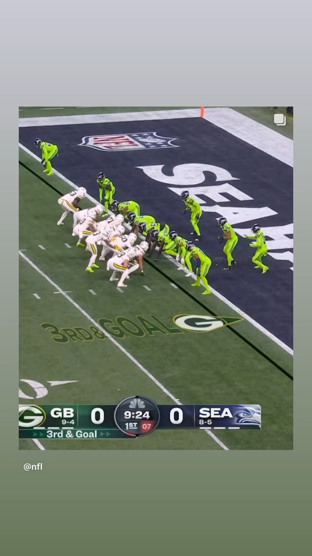 Into the end zone #hoodnews #joshjacobs #greenbaypackers #seahawks #touchdown #run #omg #packers