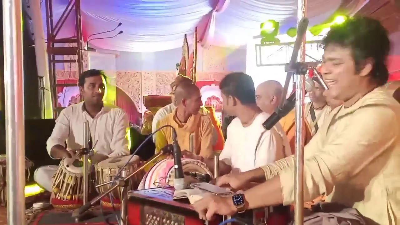 Jimut Roy sings amazing bhajan at Iskcon Mayapur