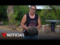 Jugadora de baloncesto de 69 años se convierte en una inspiración para muchos | Noticias Telemundo