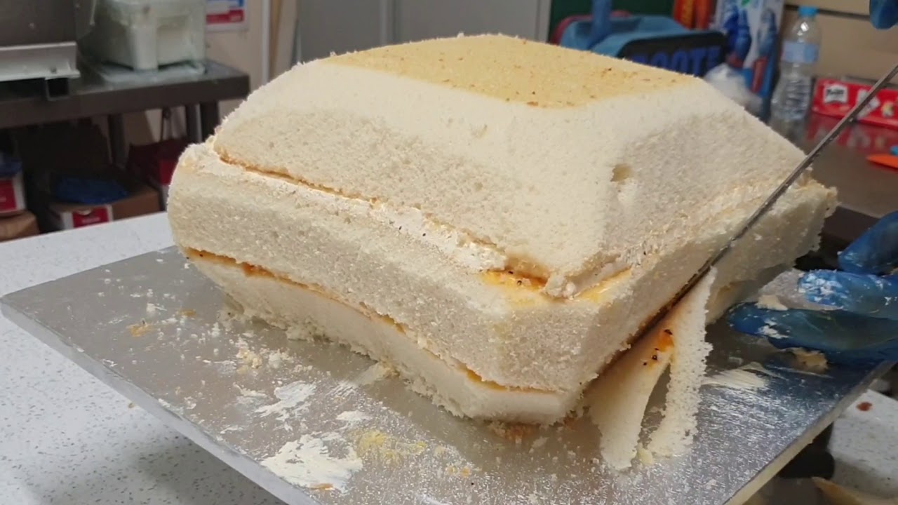 HOW TO EASY SHAPE A CUSHION CAKE.