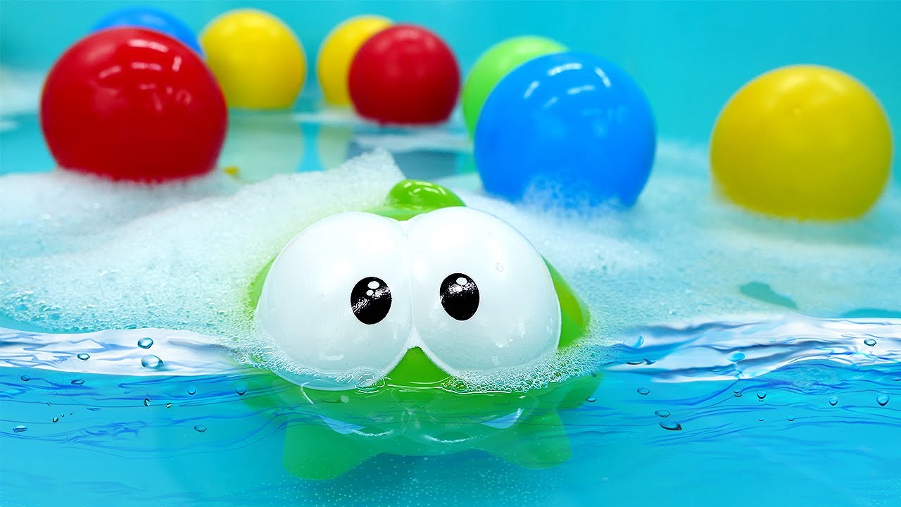 Jogos na piscina de bolinhas! Vídeo de brinquedos para crianças