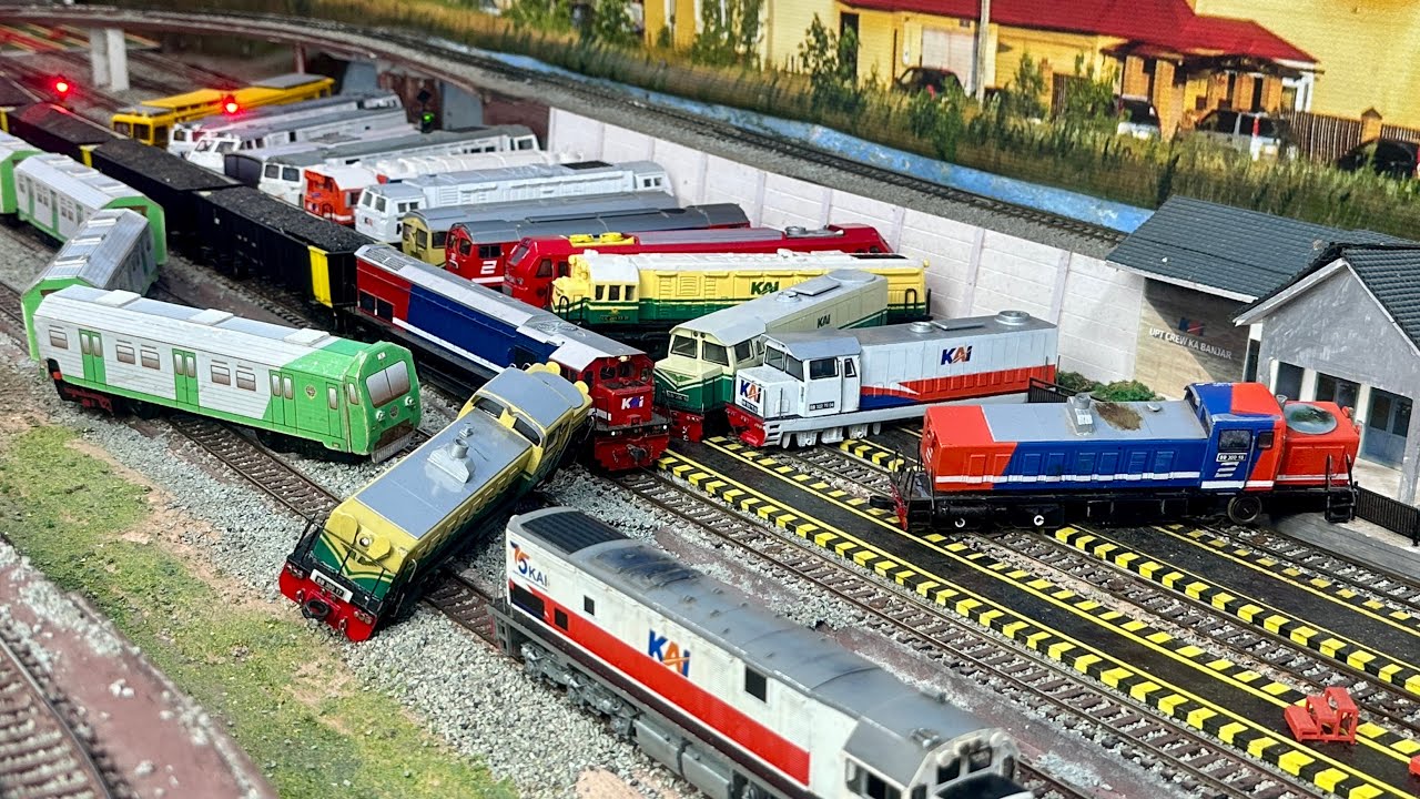 Kereta api Babaranjang ngebut hingga menabrak kumpulan lokomotit & menghantam pagar pembatas stasiun