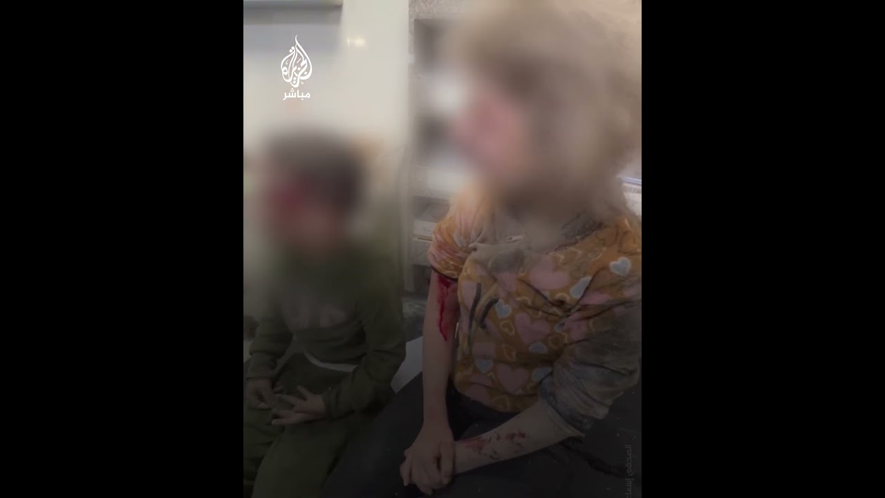 غزة.. طفلة من ذوي الاحتياجات الخاصة تواسي شقيقها بعد إصابتهما بقصف إسرائيلي لمنزلهما