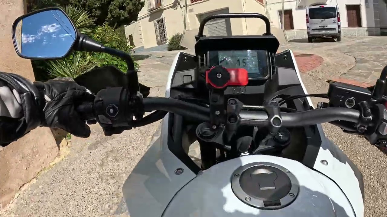 HONDA NX VISITANDO UN PUEBLO MEDIEVAL