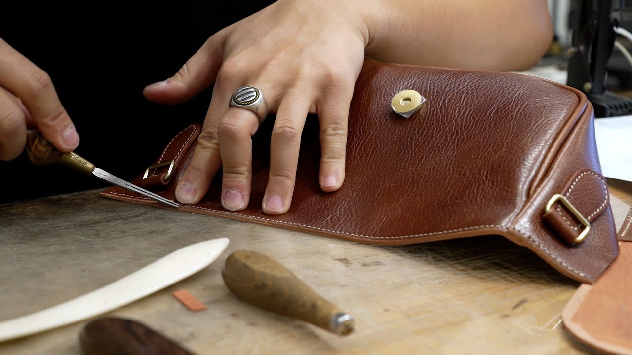 Процесс изготовления сумки через плечо из растительной кожи.