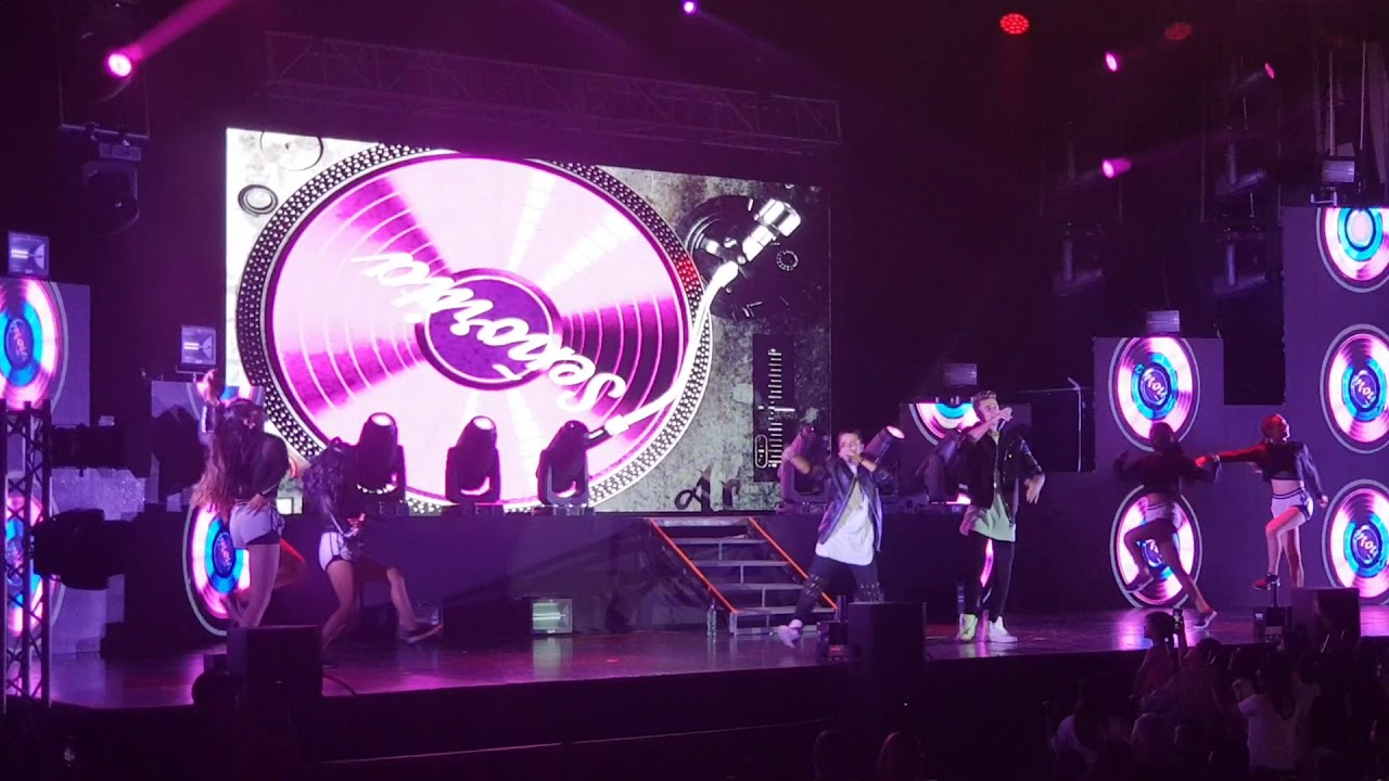 Adexe y Nau en concierto Tijuana