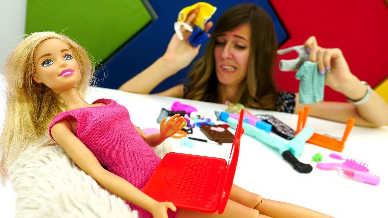 ⁣Ana arregla la casa de Barbie. Vídeos para niñas.