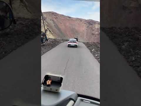 Infracción: Vídeo del joven con medio cuerpo fuera de la ventanilla en un vehículo en Lanzarote