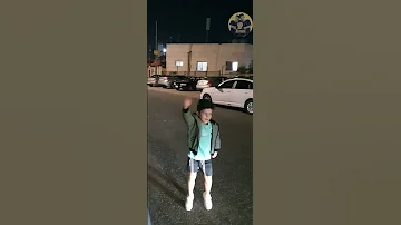 طفل يرقص في الشارع على صوت صافرات الإنذار في الأردن طفل رقص الاردن سوريا اكسبلور اشتراك اضحك 