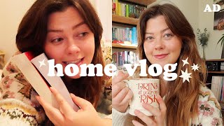 HOME VLOG: CHRISTMAS GIFT SHOPPING +  LATEST READS | Lucy Wood