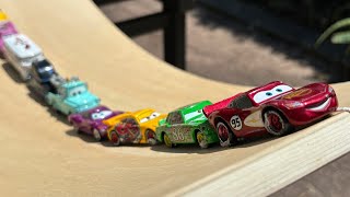 Disney Cars (Mini Cars) &amp; Cleaning Convoy ☆ Exciting Jump Platform and Sand Mountain