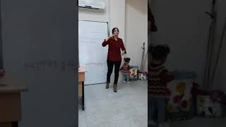 Türk İşaret Di̇li̇nde ..Akşam Olur Gi̇zli̇ Gi̇zli̇ Ağlarim