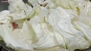 炒白菜时，马上下锅是大错，30年老厨子教你一招，酸辣爽脆不出水