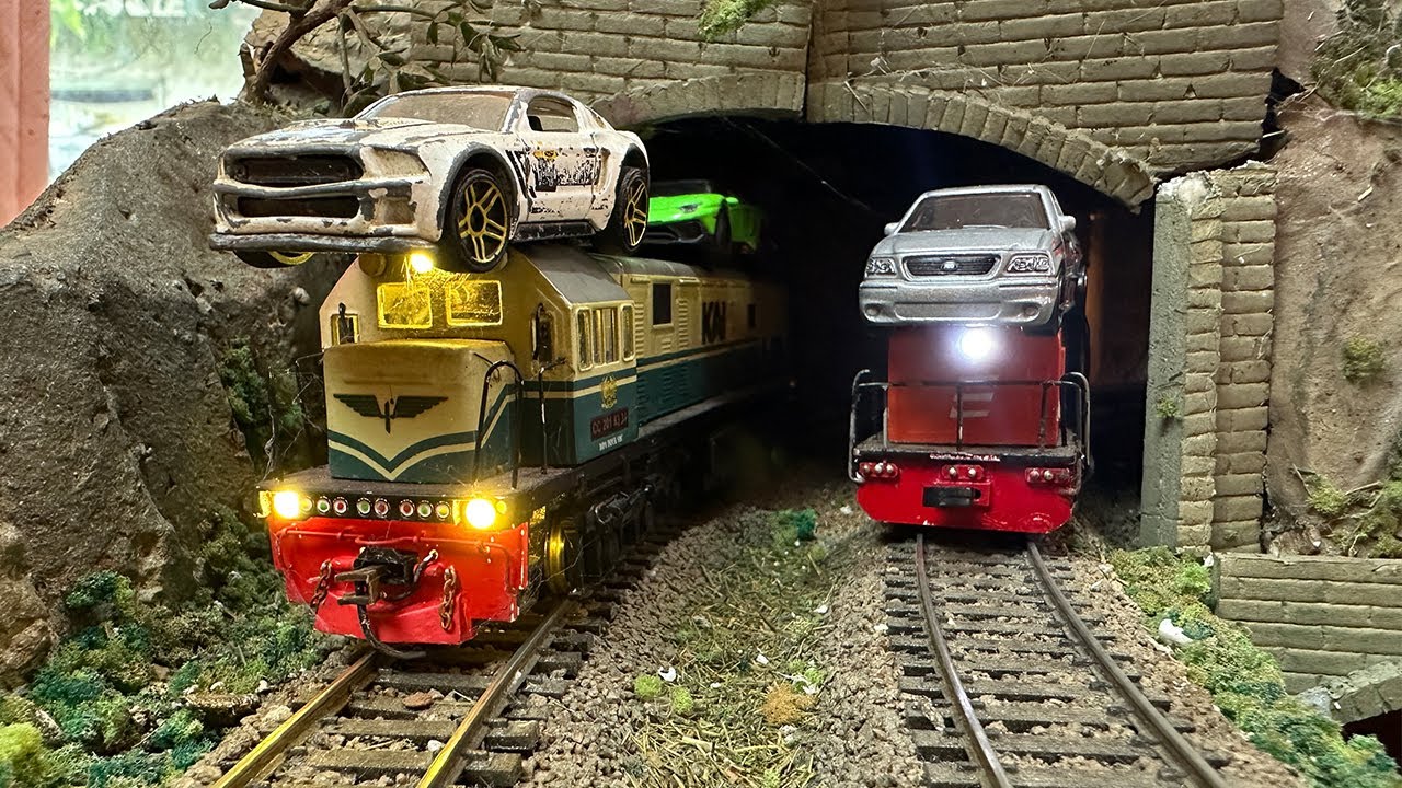 Kereta Api KAI Anjlok Membawa Mobil Sampai Nyangkut di Terowongan - Miniatur Kereta Api Indonesia