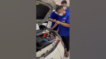 Thực hành máy chẩn đoán trực tiếp trên ô tô tại trung tâm VATC #trungtamvatc #vatc #shorts