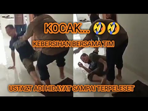 kocak....pasca-kebanjiran,-ustazt-adi-hidayat-dan-tim-kebersihan-sambil-bercanda-bersama