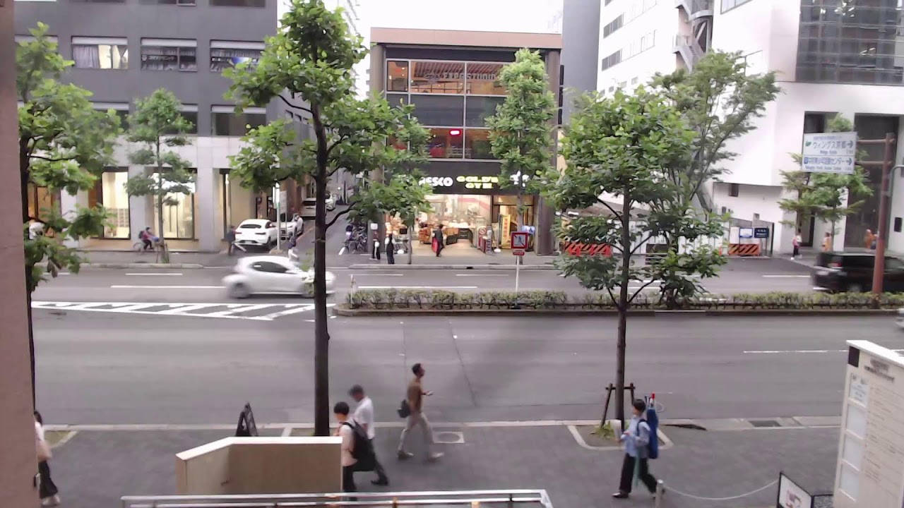 【京都ライブカメラ】京都市中心部・烏丸通の様子(京都市中京区)Live view of Karasuma Street in front of the Kyoto Shimbun newspaper