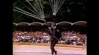 Chávez En Acto De Los Paracaidistas En El Desfile Del 04-Feb-1999