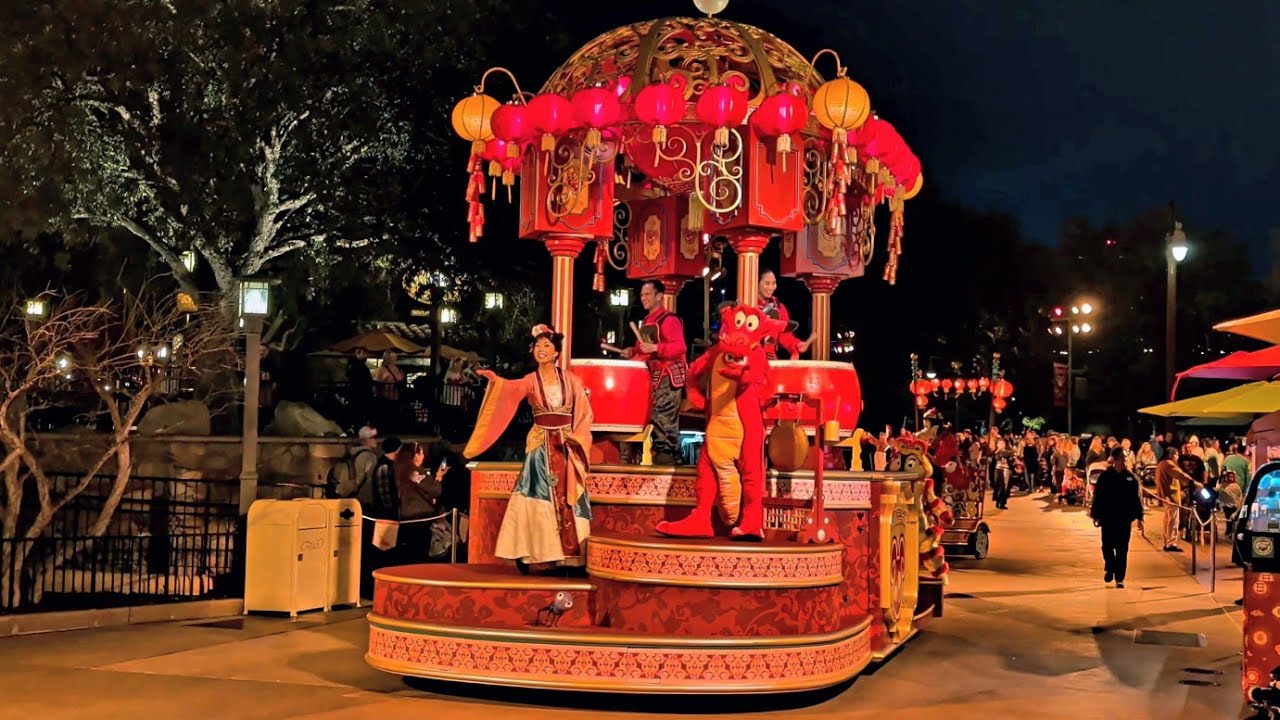 Новогоднее шествие Мулан по лунному календарю 2026 🎊 Год Лошади 🐎 Disney California Adventure