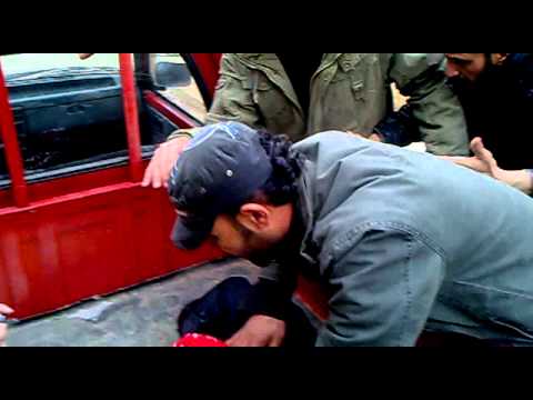 شام دير الزور لحظة سقوط الشهيد ياسر البديوي جانب جامع الرحمن اثناء تشييع الشهيد اياد الحسيب البوكمال 14 2 2012 ج2