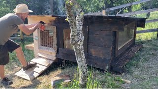 видео: Мужчина живёт один в домике в деревне, готовит еду и строит укрытие для кроликов. картинка: Мужчина живёт один в домике в деревне, готовит еду и строит укрытие для кроликов.