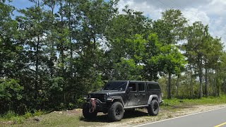 Jeep gladiator on loop road in the Everglades 