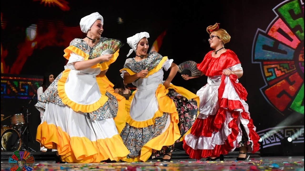 Wendy Romero y el Conjunto Weisman Sánchez Galarza en el escenario mayor del Festival de Cosquín 🇦🇷