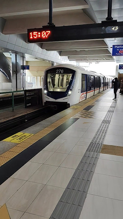 Innovia Metro 300 at LRT Kelana Jaya (set 76) towards Putra Heights arriving Sri Rampai