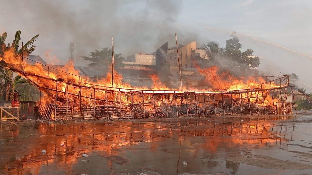 Ritual bakar Perahu.|| puncak acara Sembayang Kubur tradisi Tionghoa