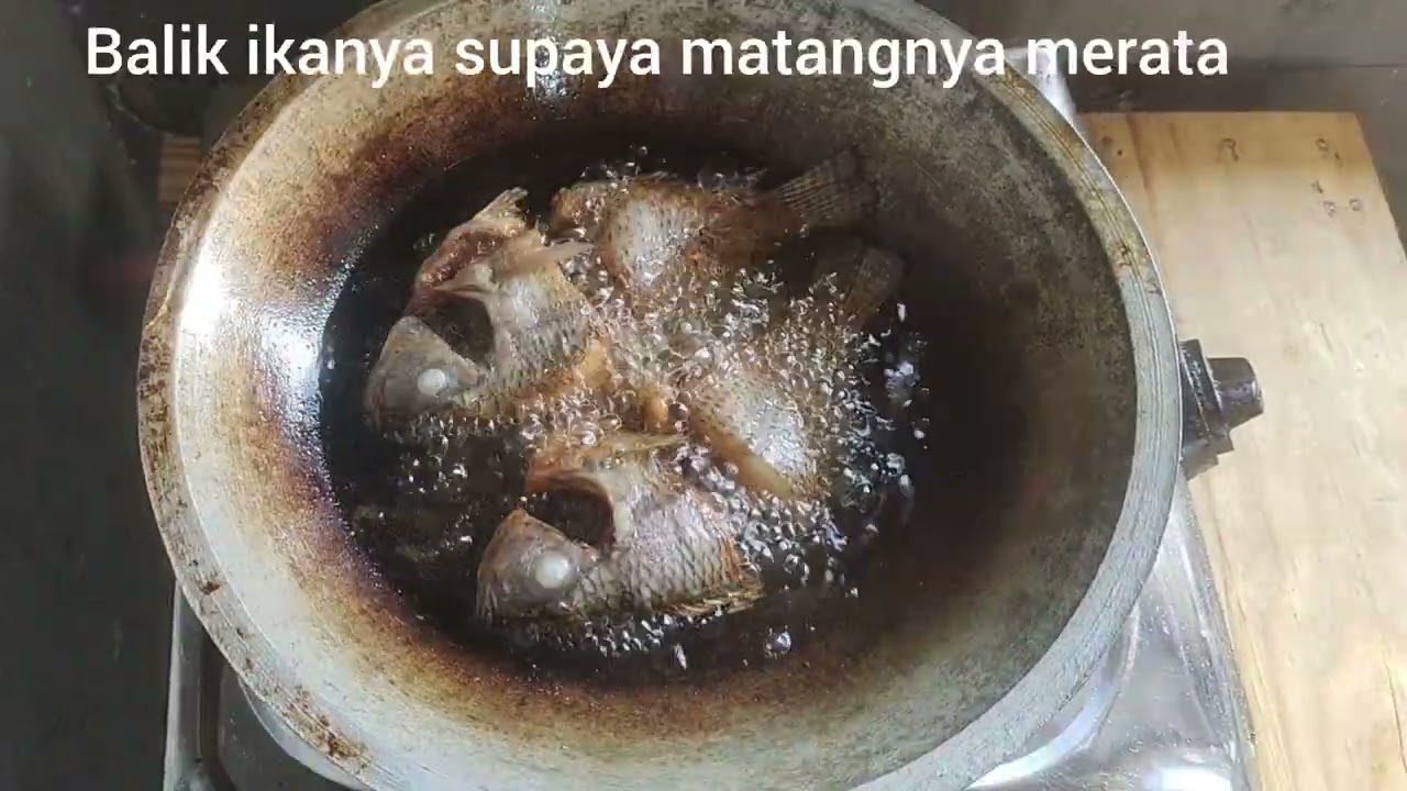Ikan goreng di sambelin kayak gini enak  banget 