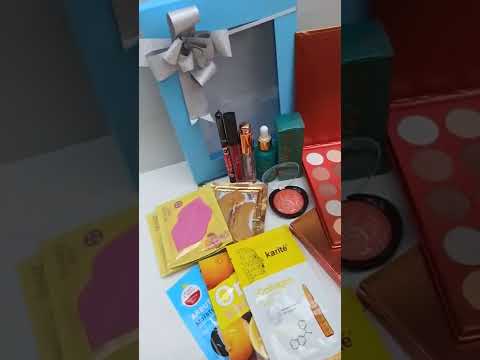 Espectacular Kit de Maquillaje ideal para regalar en cualquier ocasión. 14 productos incluidos.