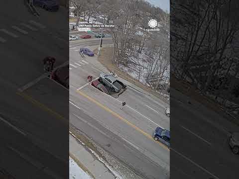 Street Suddenly Opens Up, Swallowing Vehicles!