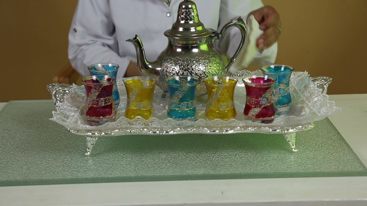 Peinture et décoration d'un verre à thé traditionnelle marocain