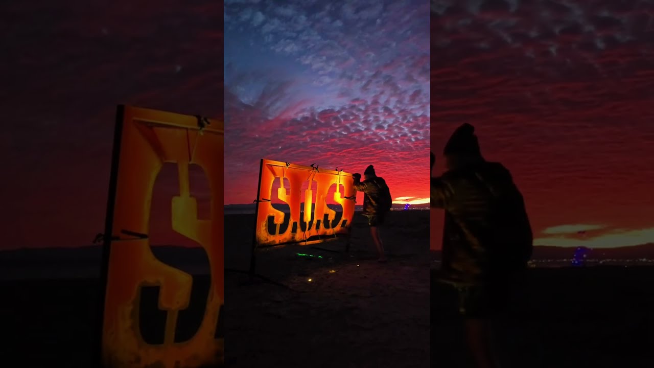 Красное ночное небо. Закат на пляже Бомбей.