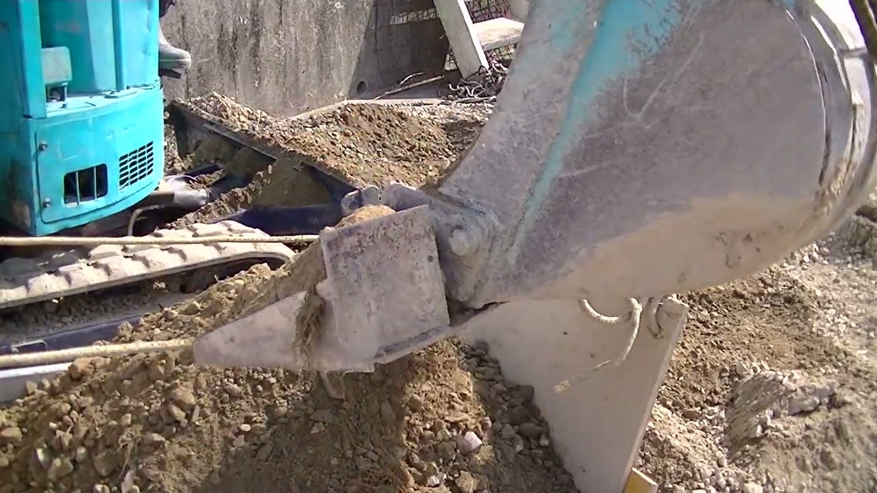 通路定期維持管理　＝　ジオグリッド施工養生　（通路の1／2完了）