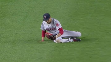 BOS@NYY: Betts slips, makes catch while falling