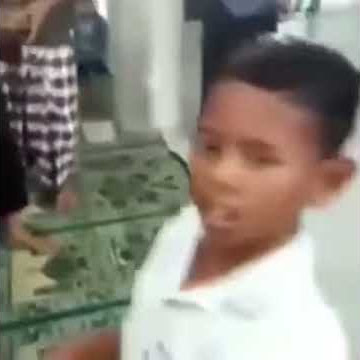 Kapolda Sulsel Umar Septono mencium tangan anak kecil dan berkata: di mata Allah dia lebih mulia