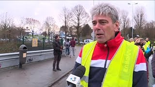 Un défilé des gilets jaunes dans les rues de Dieppe avec le député communiste Sébastien Jumel