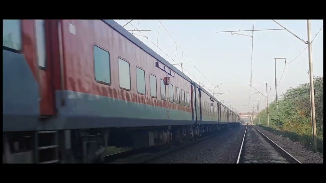 [IRFCA] Looks Like A Fast Forwarded Video, WAP5 Leads The AC Train From Lucknow ||