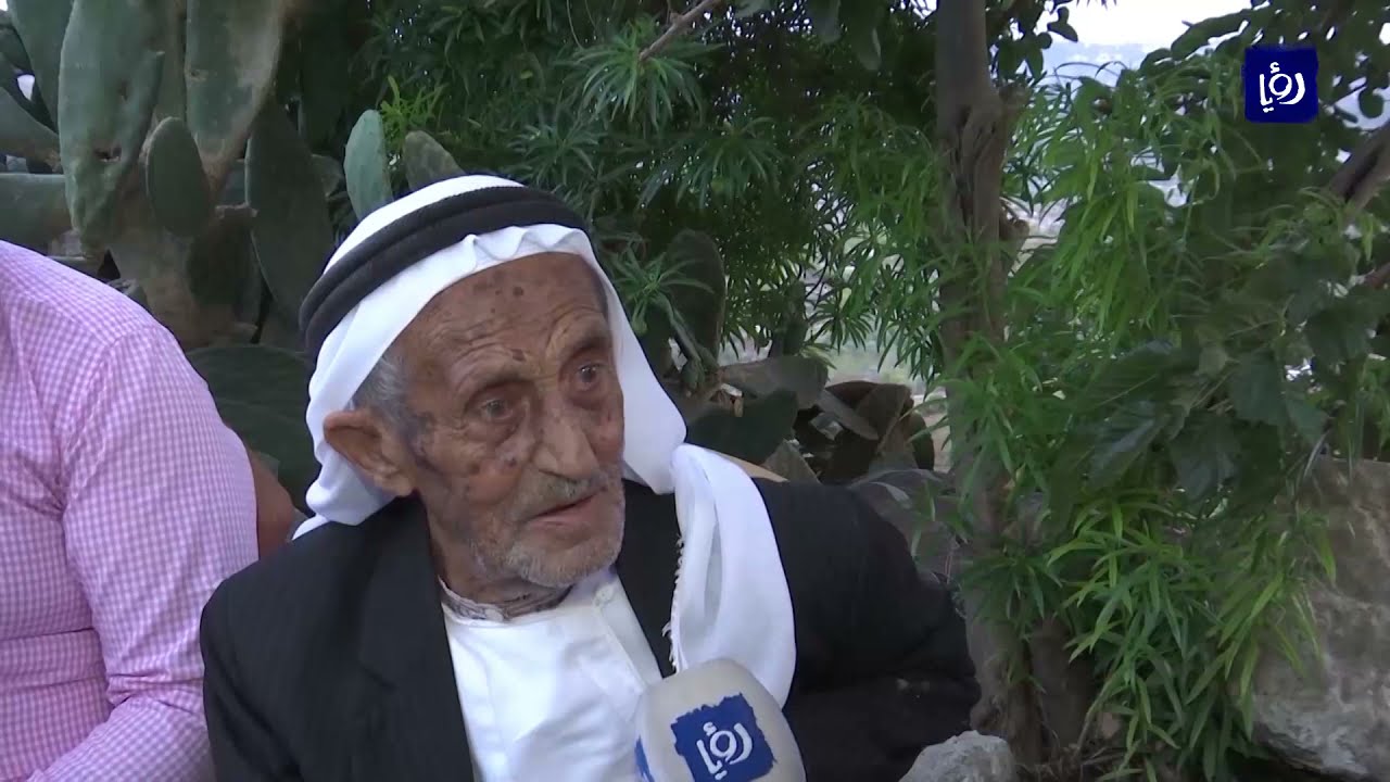معمر فلسطيني يحتفل بعيد الأضحى وسط 300 من أحفاده