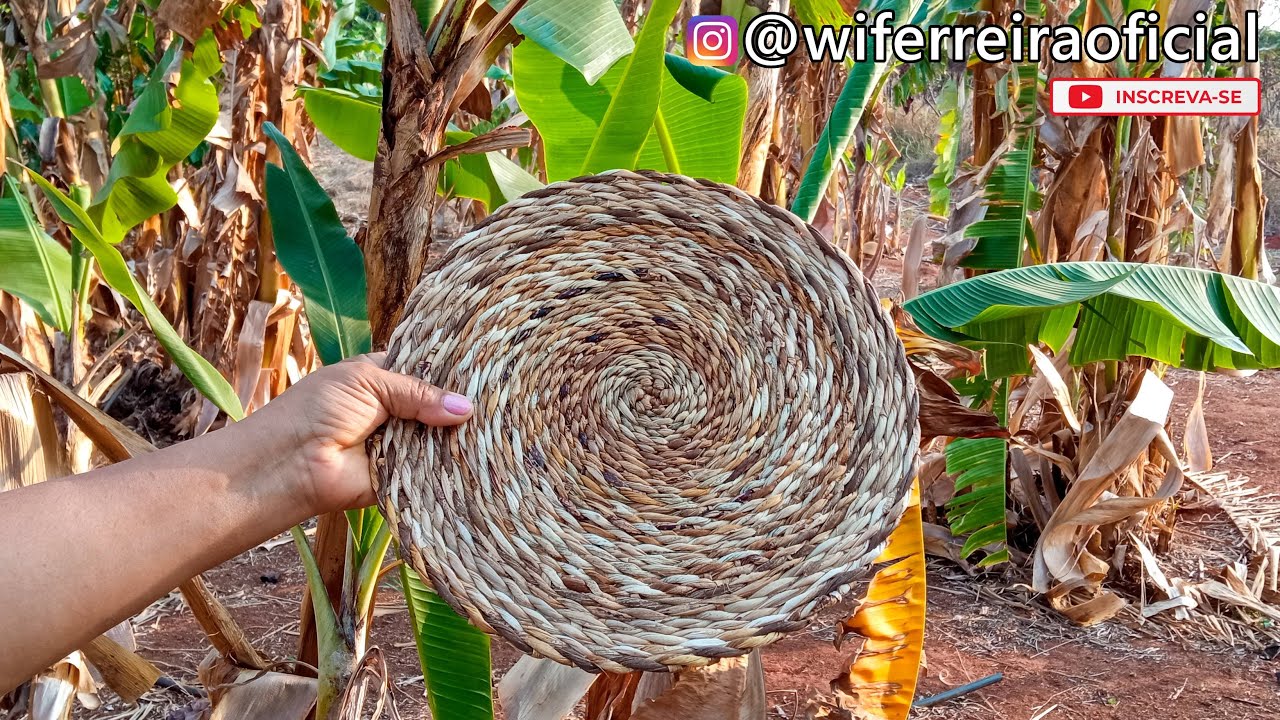 Como fazer Sousplat redondo com palha já seca direto do tronco da bananeira!