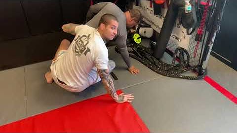 Omoplata to calf-slicer (bear trap) : Moncaio Brothers JiuJitsu move of the week