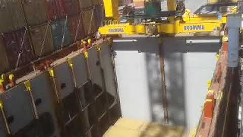 How are containers loaded on a ship | Container loading on a Container Ship |Life at sea |