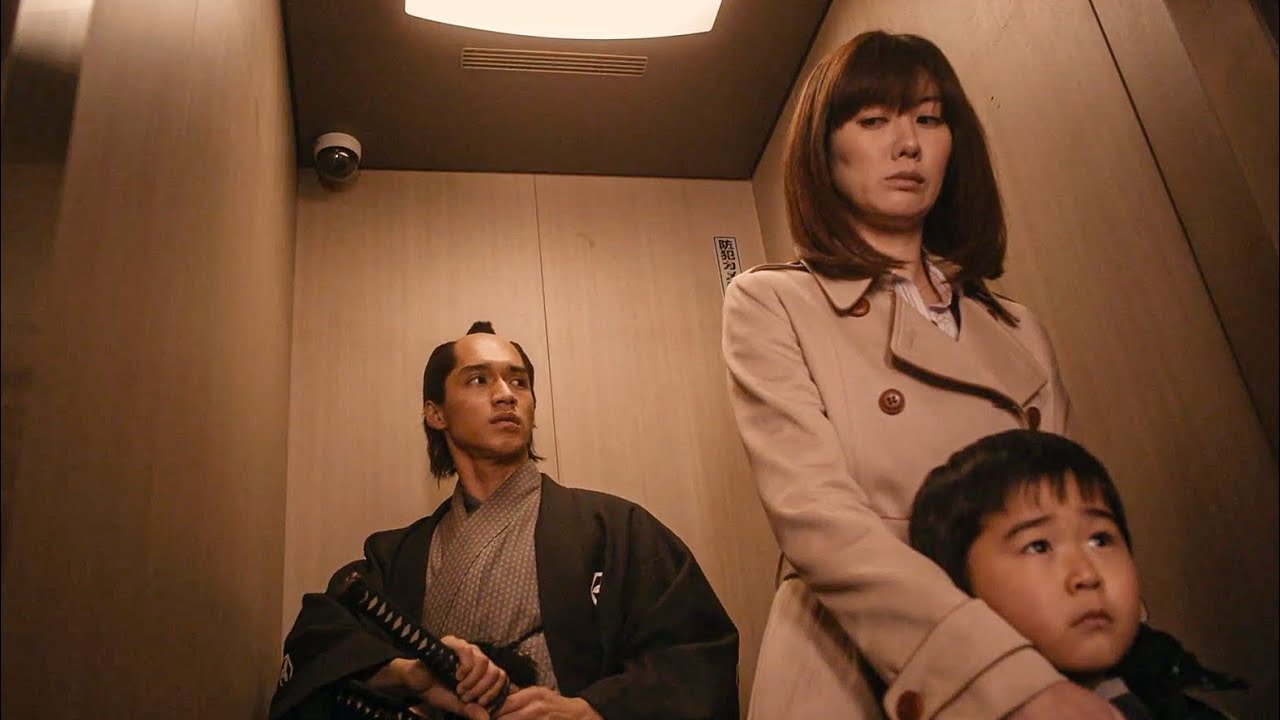 ست مطلقة محتاسة مع أبنها وف الشغل لحد مظهرلهم فجأة ساموراي من الماضي كان كفيل يشقلب عيشتهم ملخص