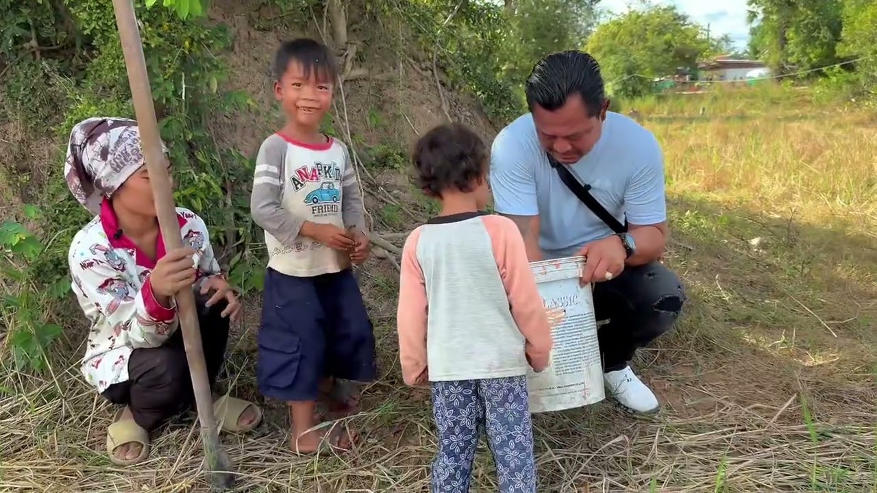 ស្មានមិនដល់ថាប្អូនលំបាកដល់ថ្នាក់ដេីជីកក្តាមហូប By Pou Vot 