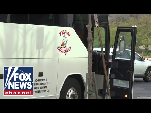 Buses of migrants begin arriving in DC