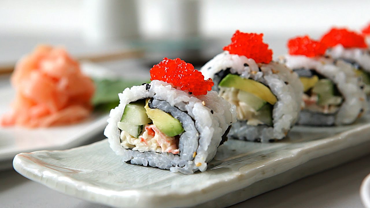 Como fazer California Roll (sushi com kani e abacate) - YouTube