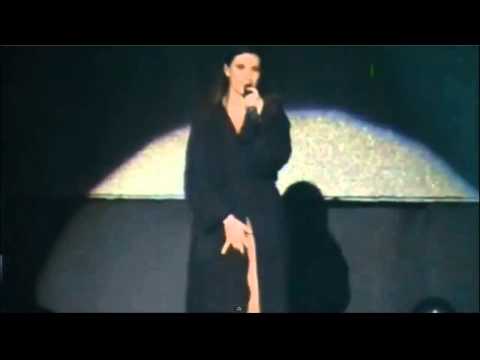 Laura Pausini mostra la vagina durante un concerto