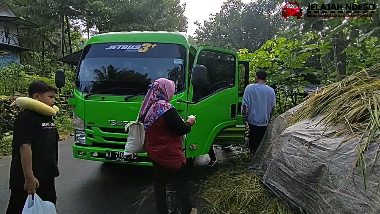 Поездка ELF GIGA NLR соскользнула на склоне, парковка NEPAL VAN JAVA была отремонтирована